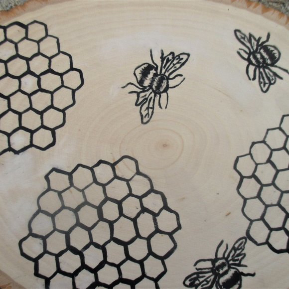 Hand painted honey bee wood slice - Picture 2 of 6